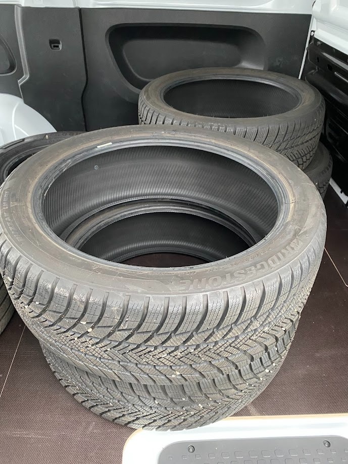 Zimné pneumatiky BRIDGESTONE 235/45 R20