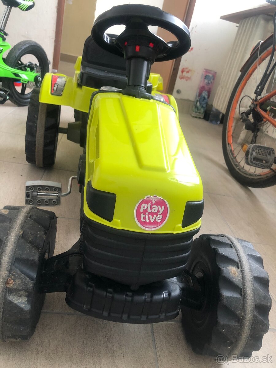 Traktor s prívesným vozíkom