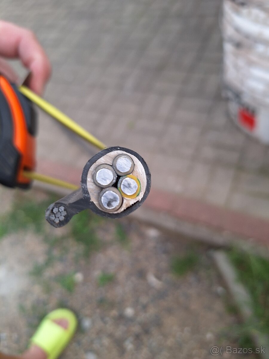 Privodny zavesny kabel