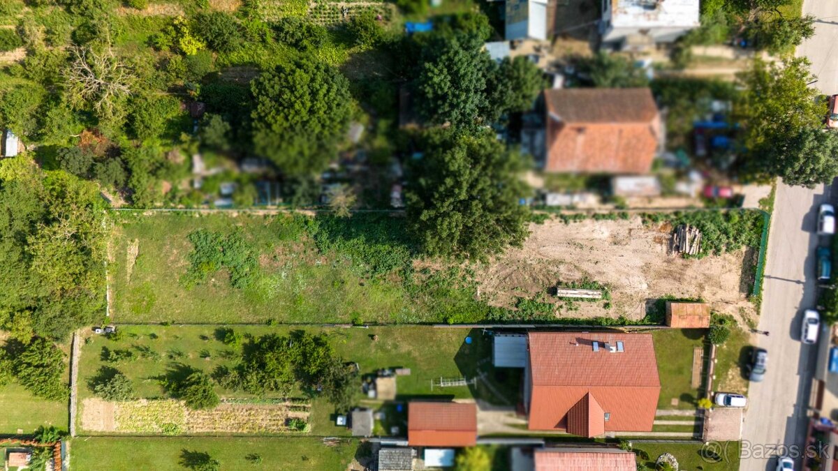 Slnečný rovinatý pozemok pre rodinný dom v Hornej Strede