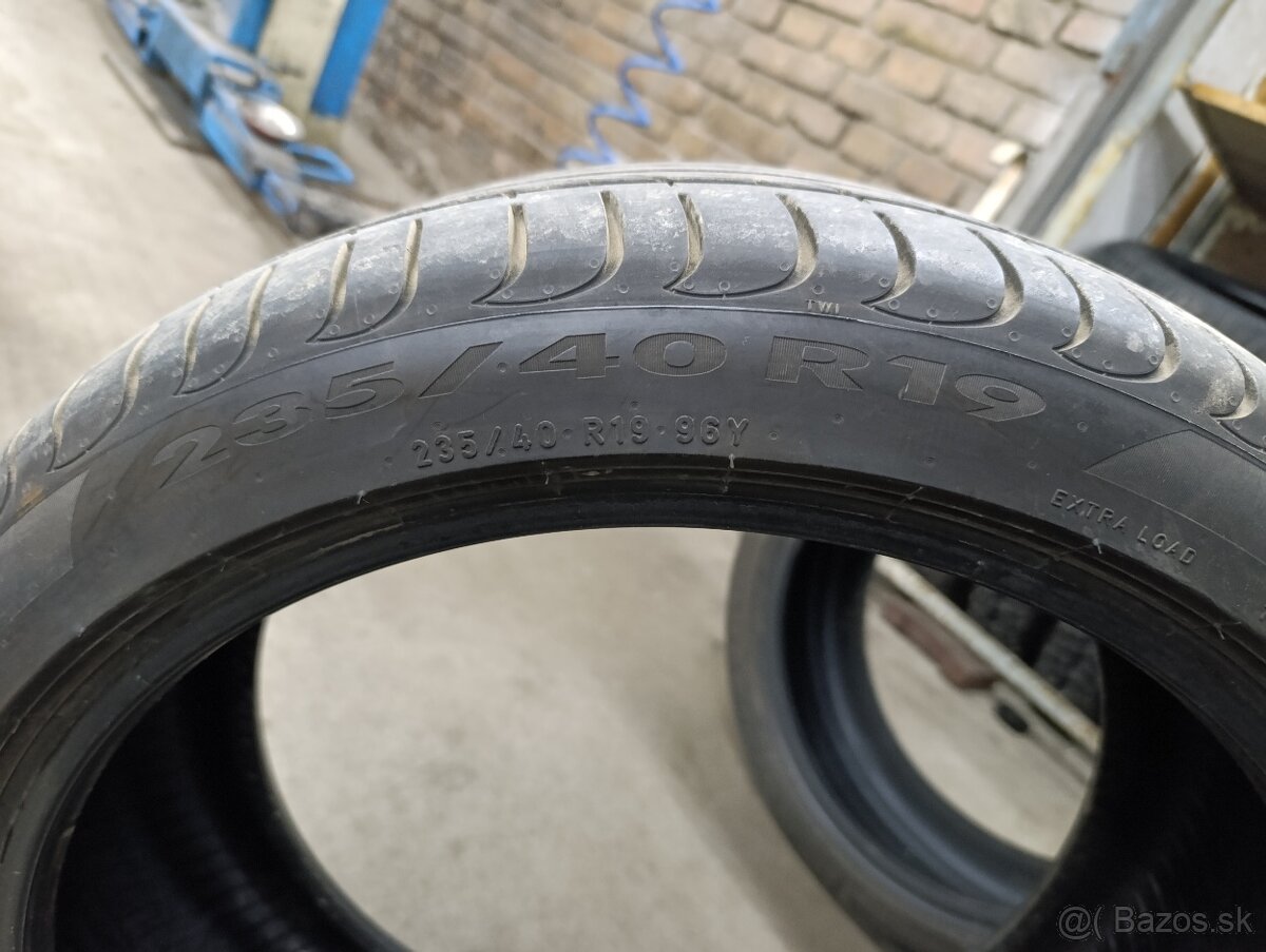 235/40 r19