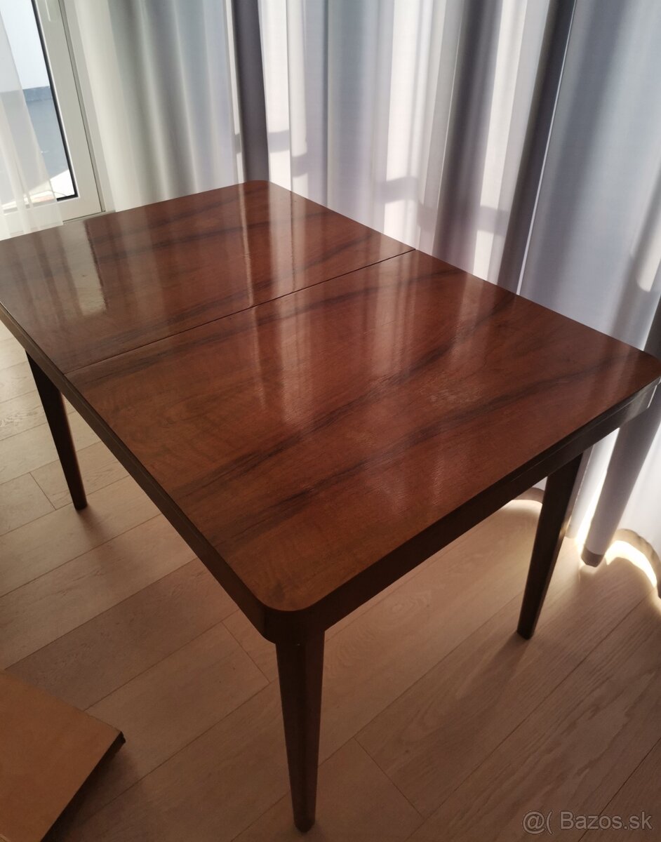 Starý drevený stôl