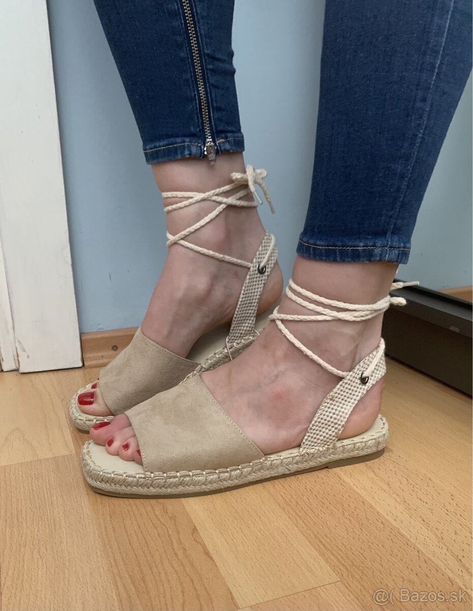 Bledé šnurovacie espadrilky