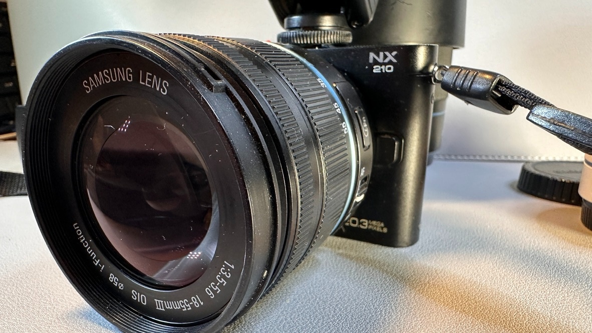 SAMSUNG NX 210 , 18-55 /3,5-5,6