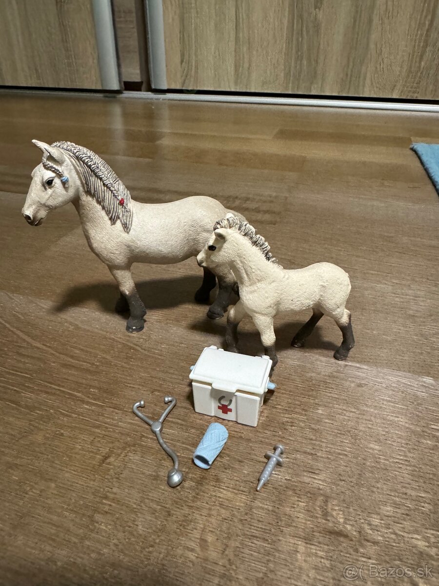 Kôň so žriebätkom schleich 42430