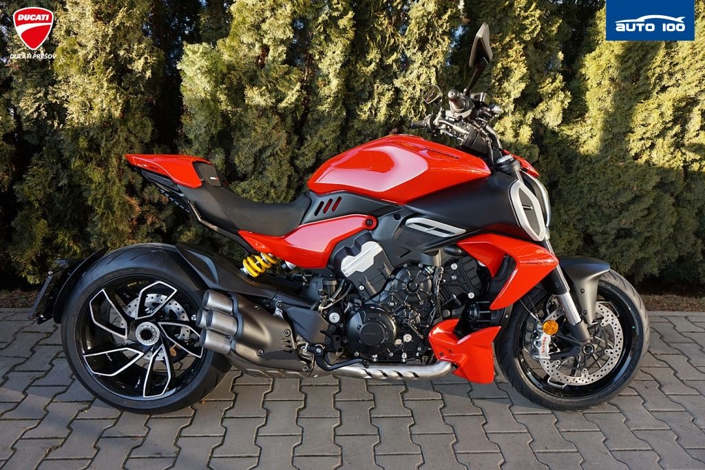 Ducati Diavel V4 red