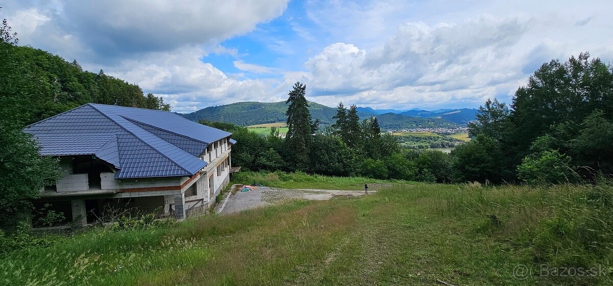 Rozostavaný penzión s výhľadom pri lese v Žiline - Strážov