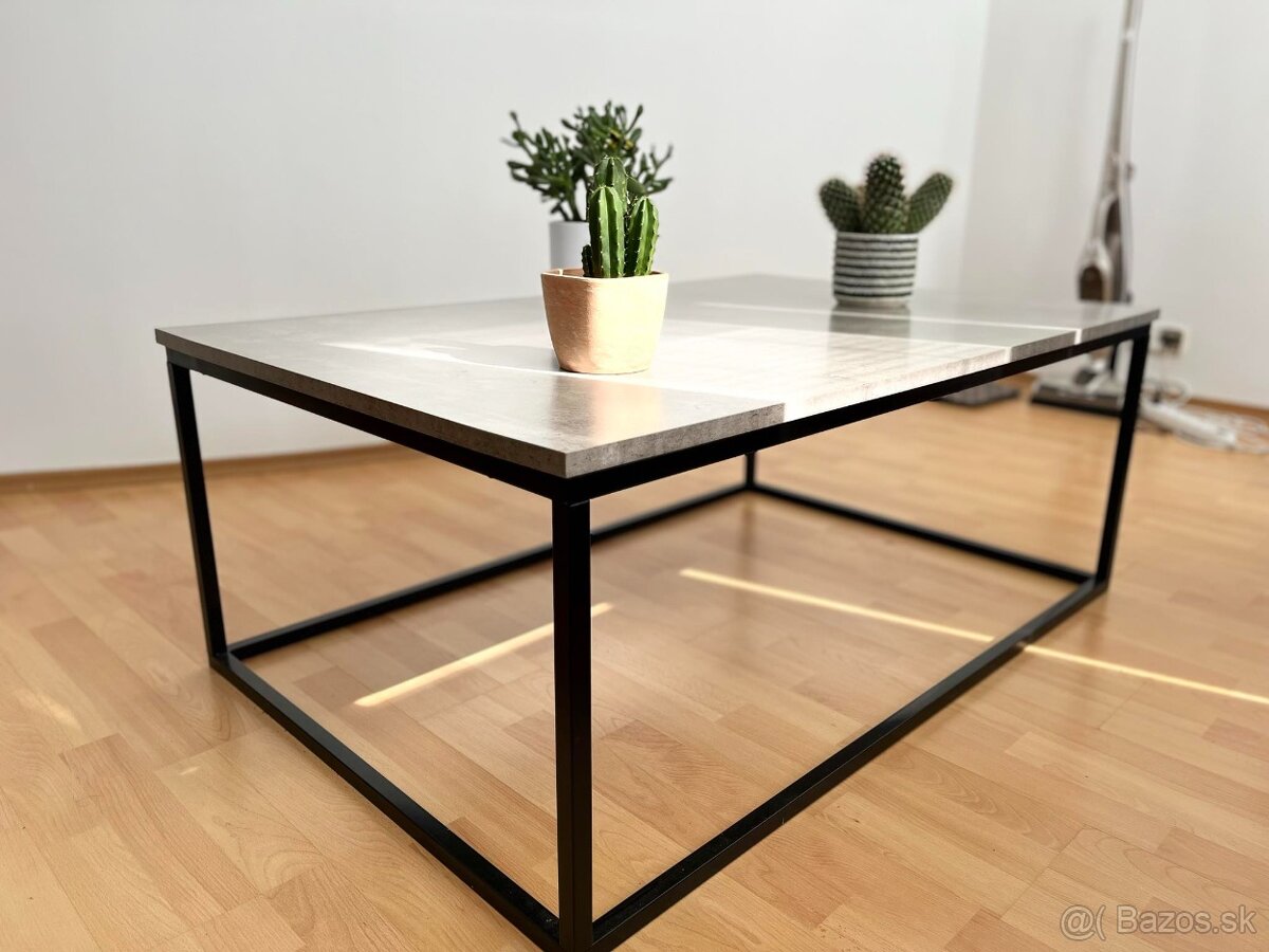 Krásny šedí stôl s kovovou čiernou konštrukciou