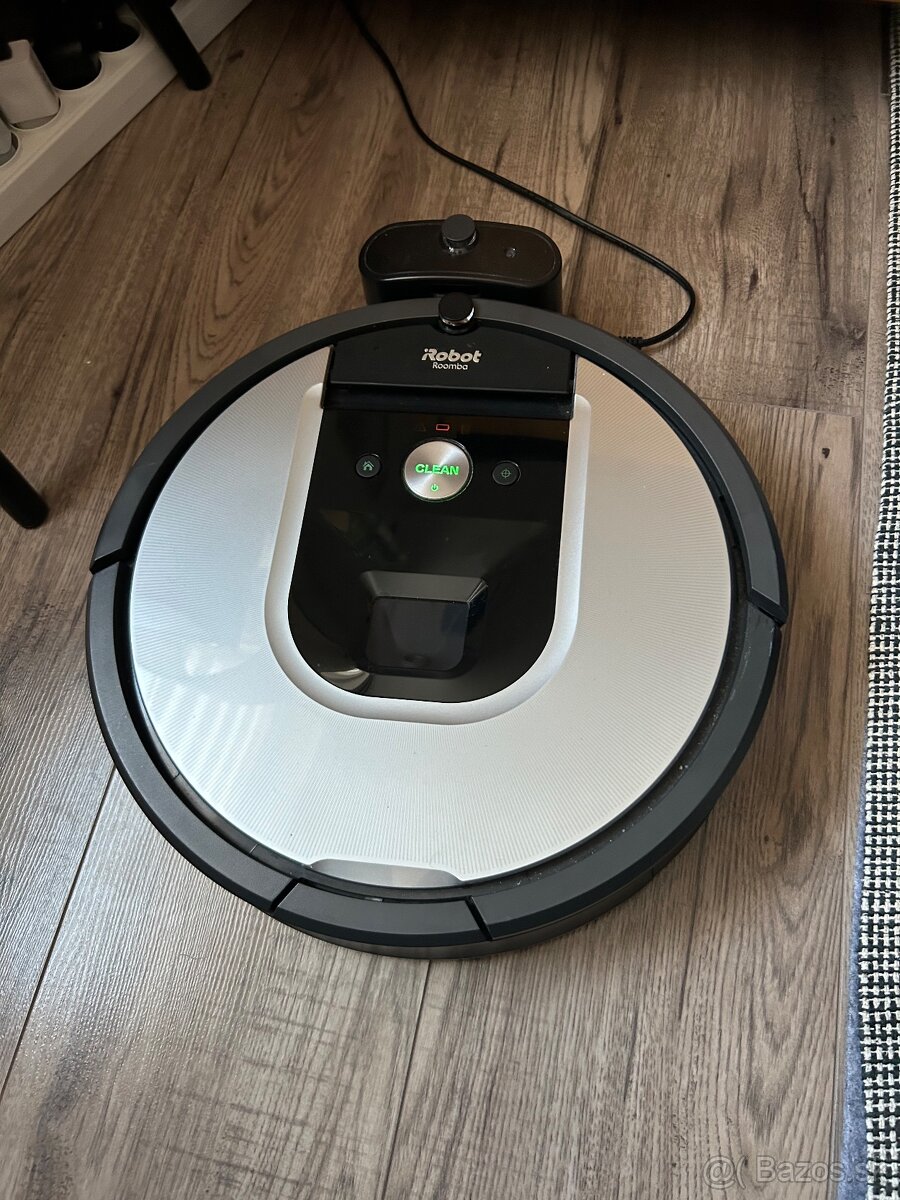 Roboticky vysávač i robot roomba 966