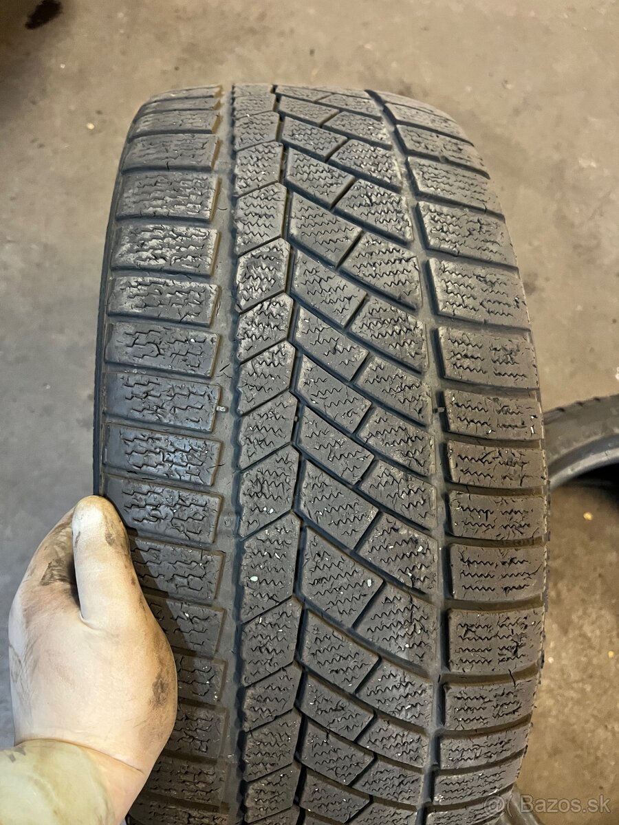 225/40 R18 Continental