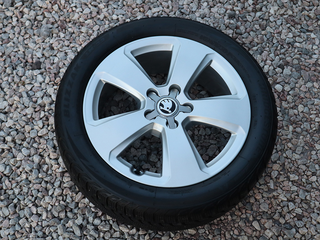 17" Alu kola = 5x112 = ŠKODA – ZIMNÍ SADA – 205/50R17 – 99%