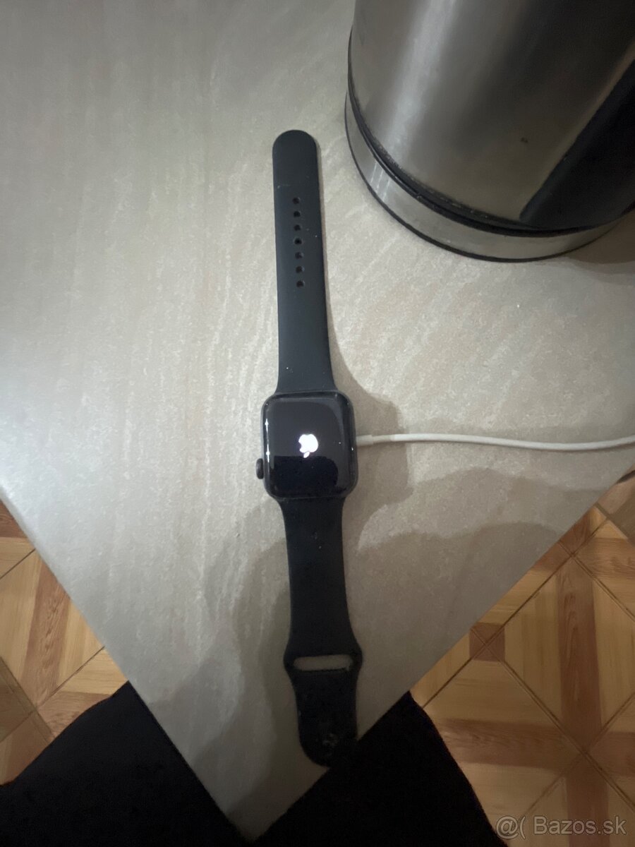 Apple watch SE 40mm model 2020 Predám plne funkčné hodinky,