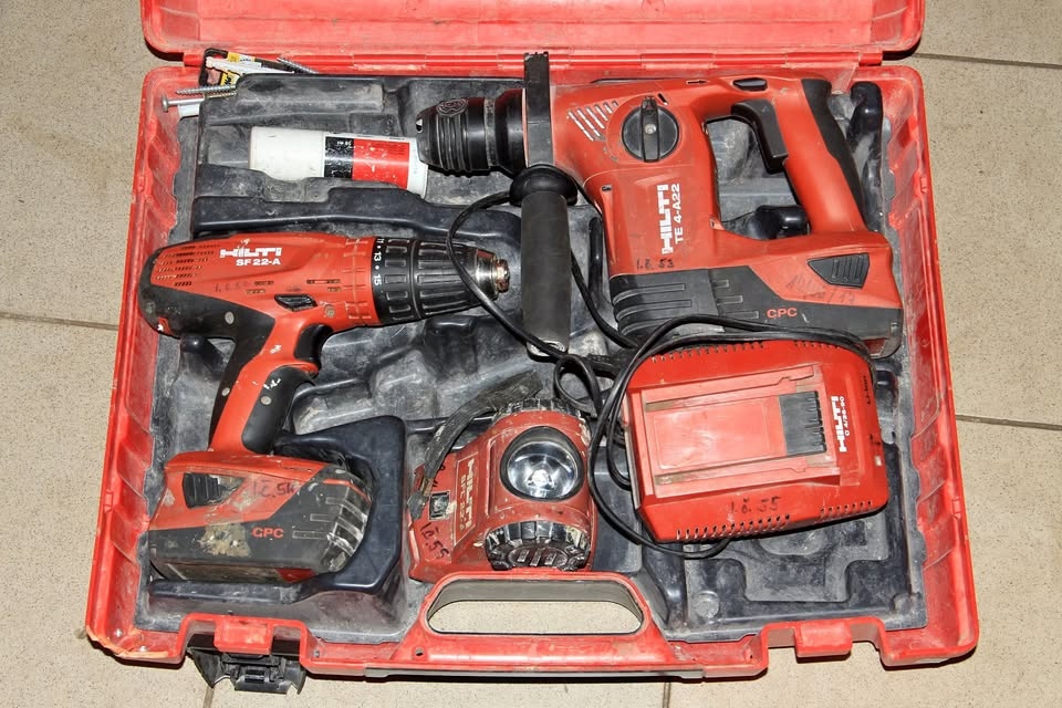 Aku HILTI set - Vrtačka / kladivo / svítilna