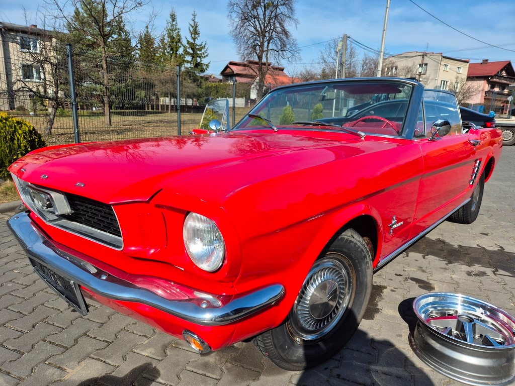 vidieť ako nové Ford Mustang cabrio