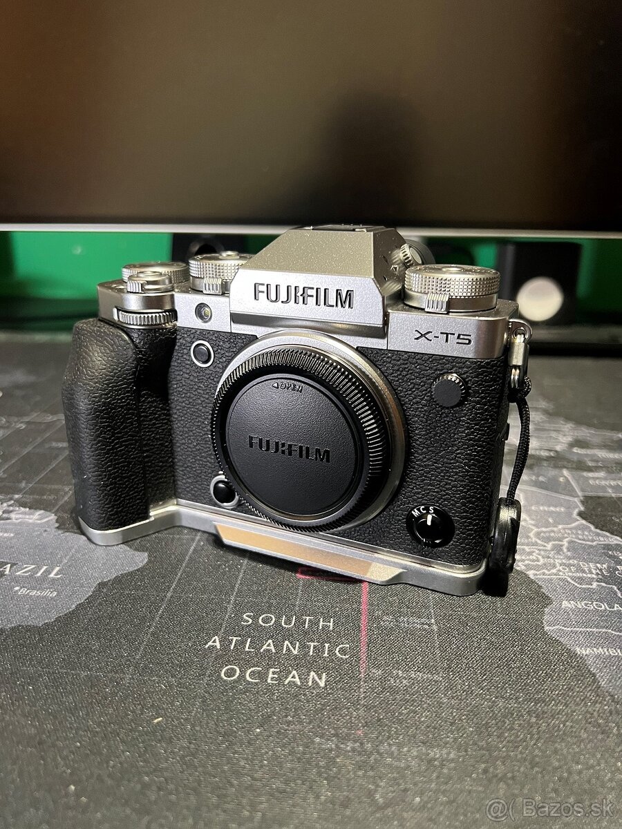 Fujifilm X-T5 telo v TOP stave, kopec príslušenstva