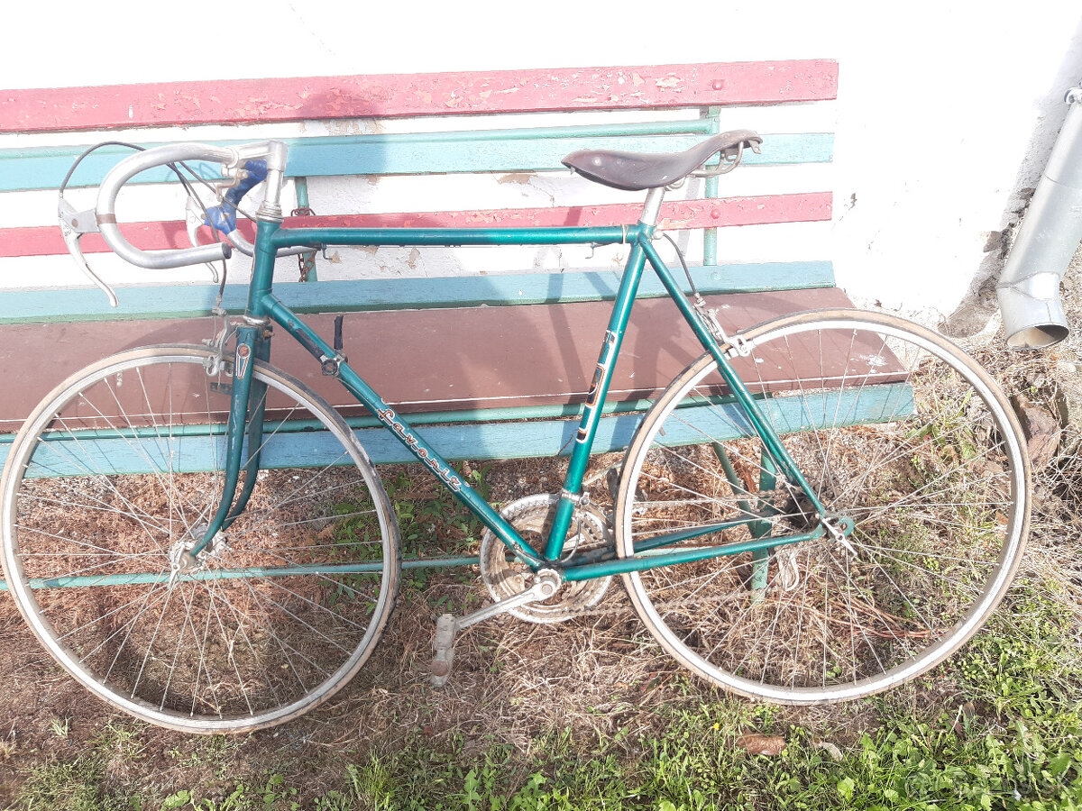 starý bicykel zn. favorit