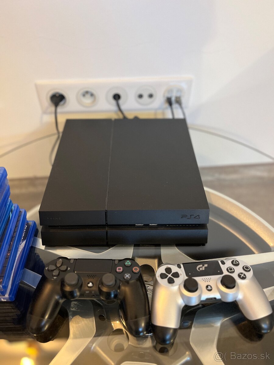 Playstation 4 s 2 ovládačmi a 10 hrami