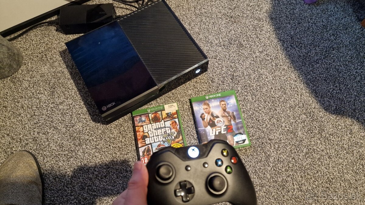 Xbox One 500GB + joypad, krabica, hry