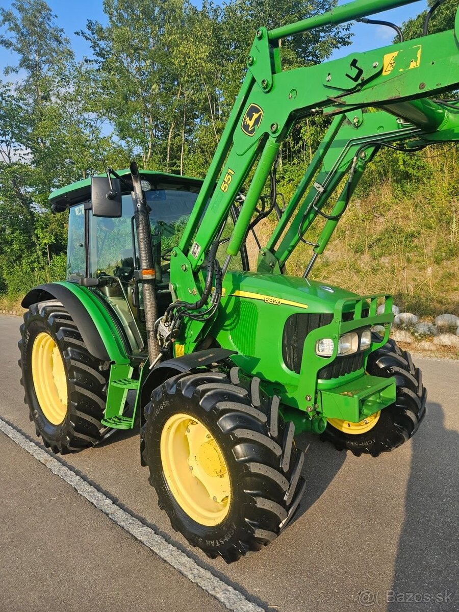 John Deere 5820