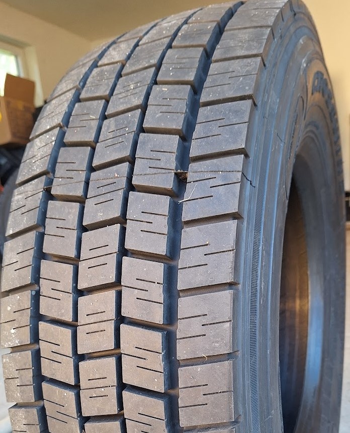 Pneu. 285/70 R19,5