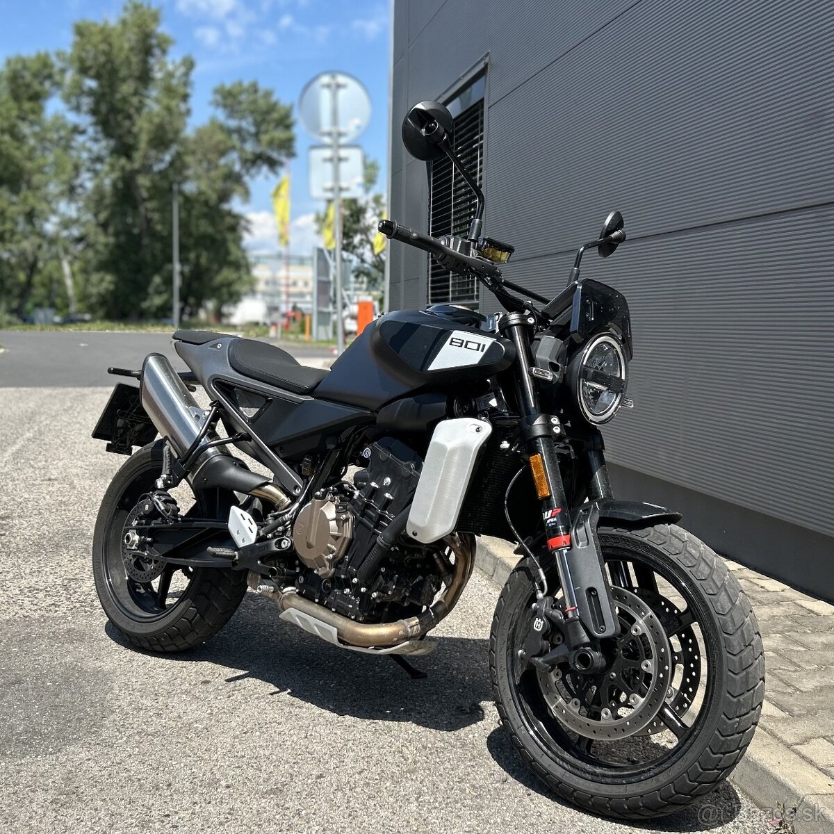 Husqvarna Svartpilen 801