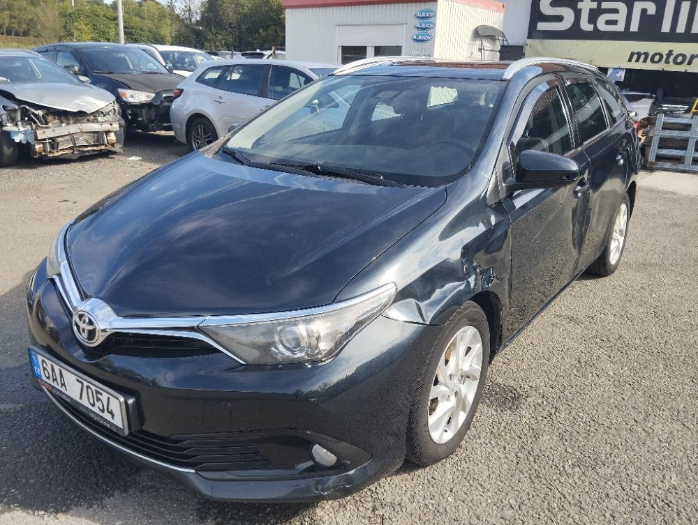 Toyota auris 1,4 d4d 2/2017 poškozený bok