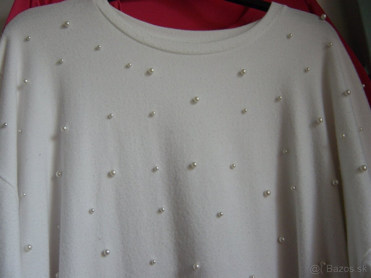 biely pulovrik s perličkami