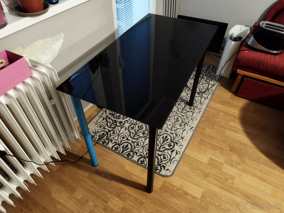 čierny sklenený písací stôl IKEA