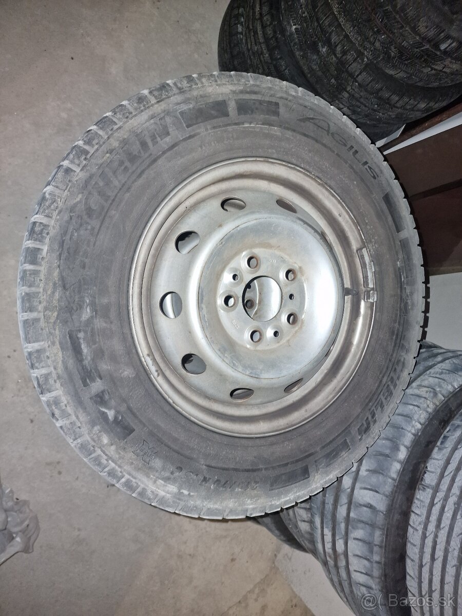 Predám letné pneu.na diskoch 215/70 r15