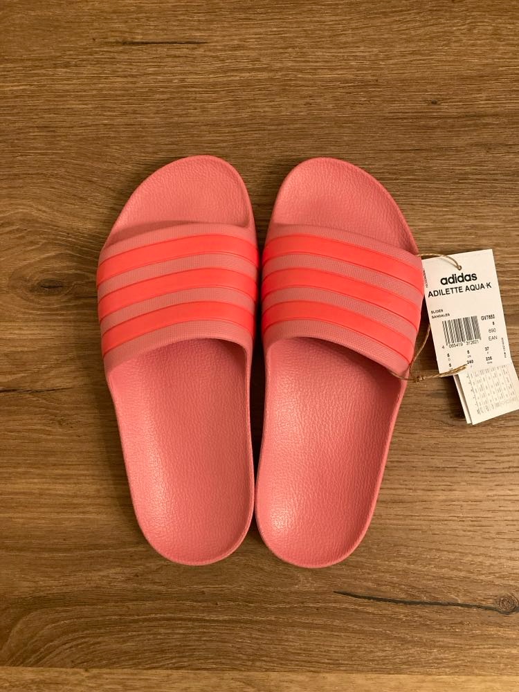 Svetloružové šľapky Adidas