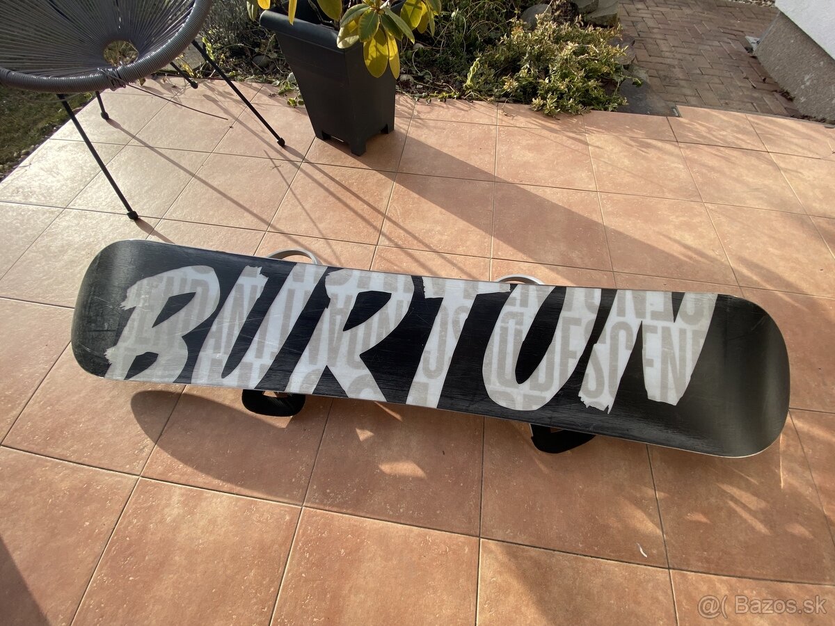 Snowboard Burton s Mission viazaním