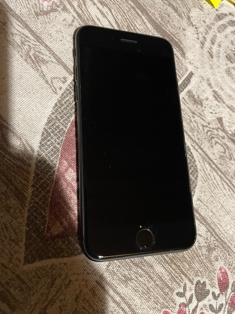 Krásny Iphone 8 64 GB čiernej farby