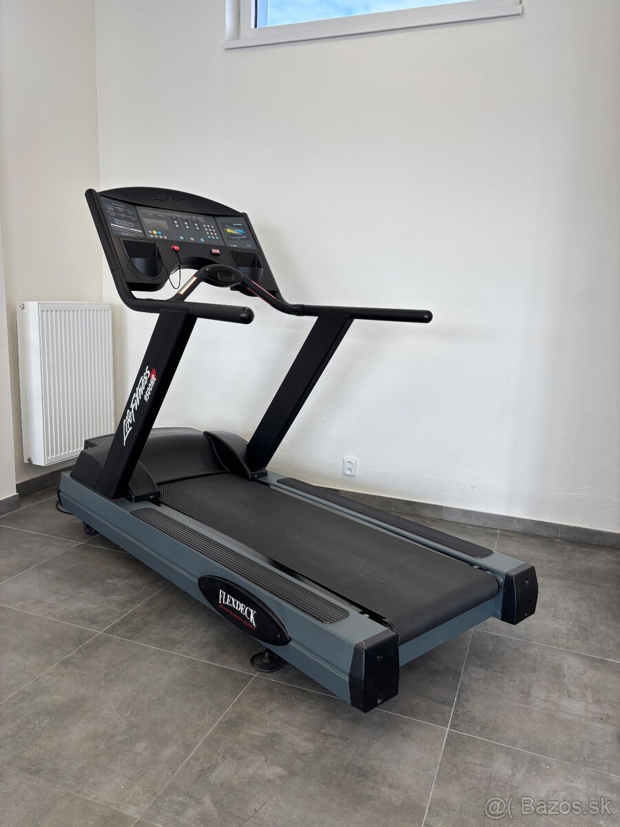 Life Fitness 9500HR - profi běžecký pás