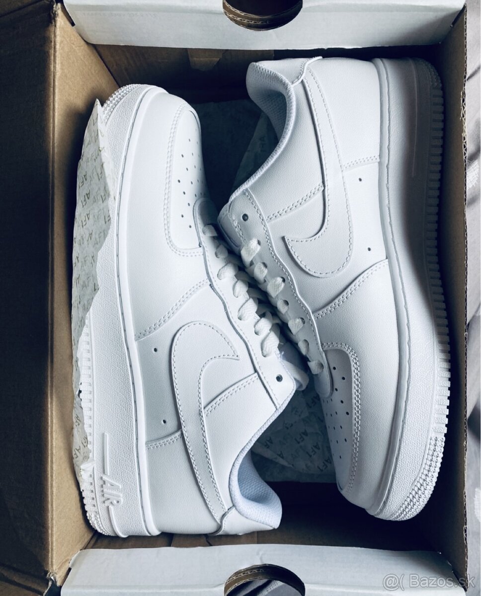 Nove tenisky NIKE AIR FORCE 1'07 white original Vel-44 -koža