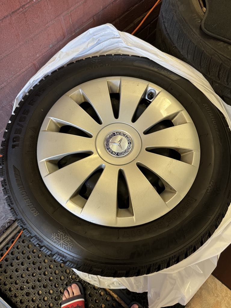 Predam zimné pneumatiky 195/65 R15