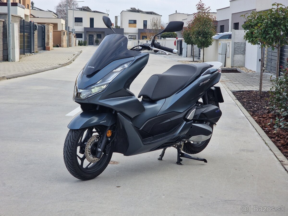 Honda PCX 125 – 1431 km – šedá kráska hľadá nového majiteľa.