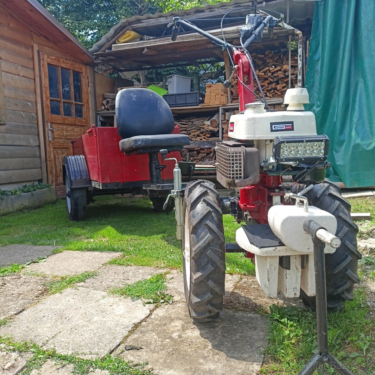 Malotraktor s brzdenou vkečkou