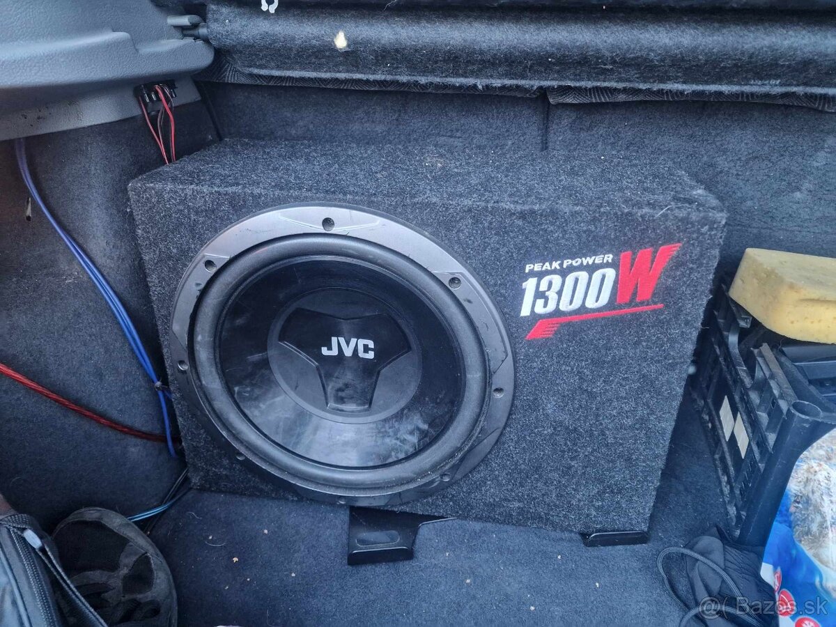 Subwoofer JVC a zosilňovač Sony