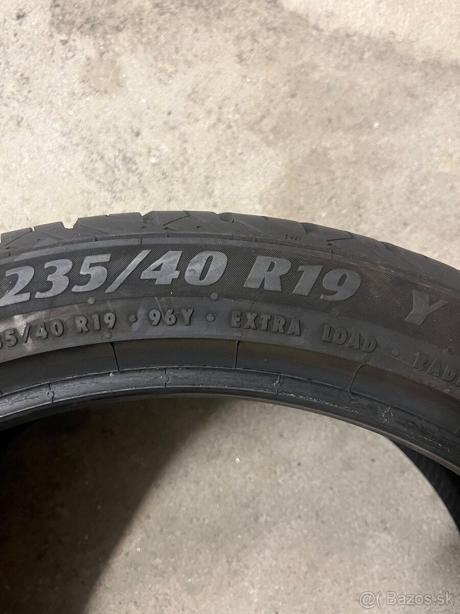 Pneu 235/40 R19