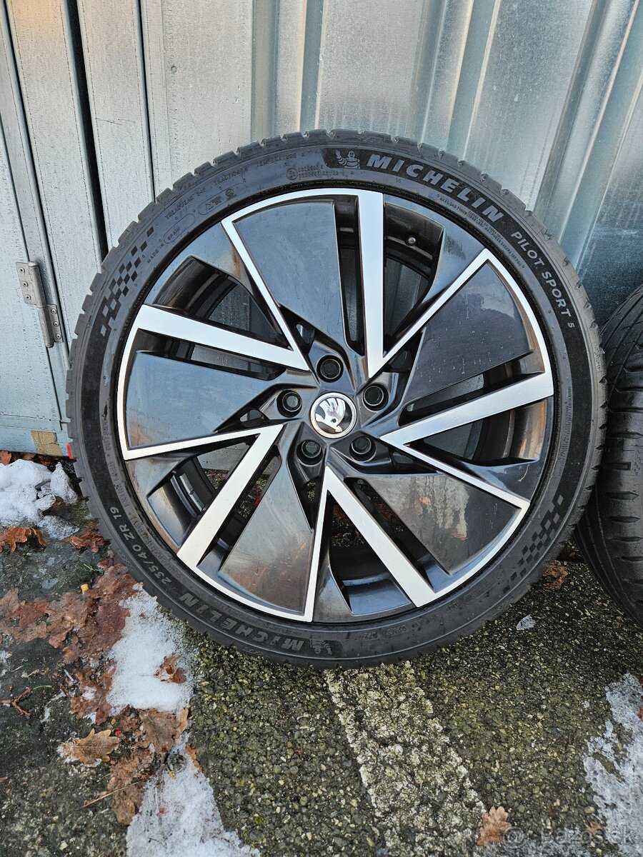 Letní alu kola Vega 19" Škoda Superb 235/40 R19