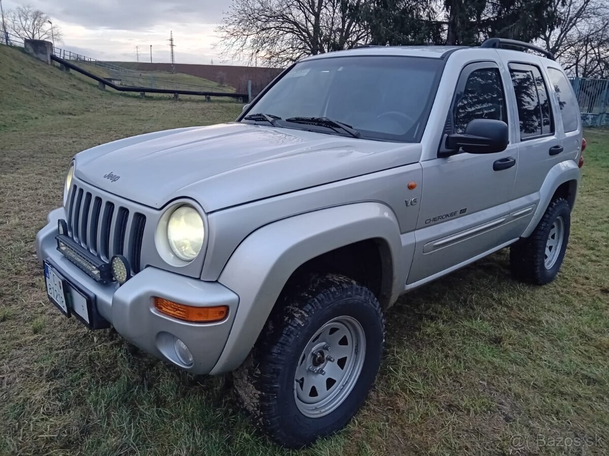 Jeep Cherokee BA/LPG, zabudovaná vysielačka