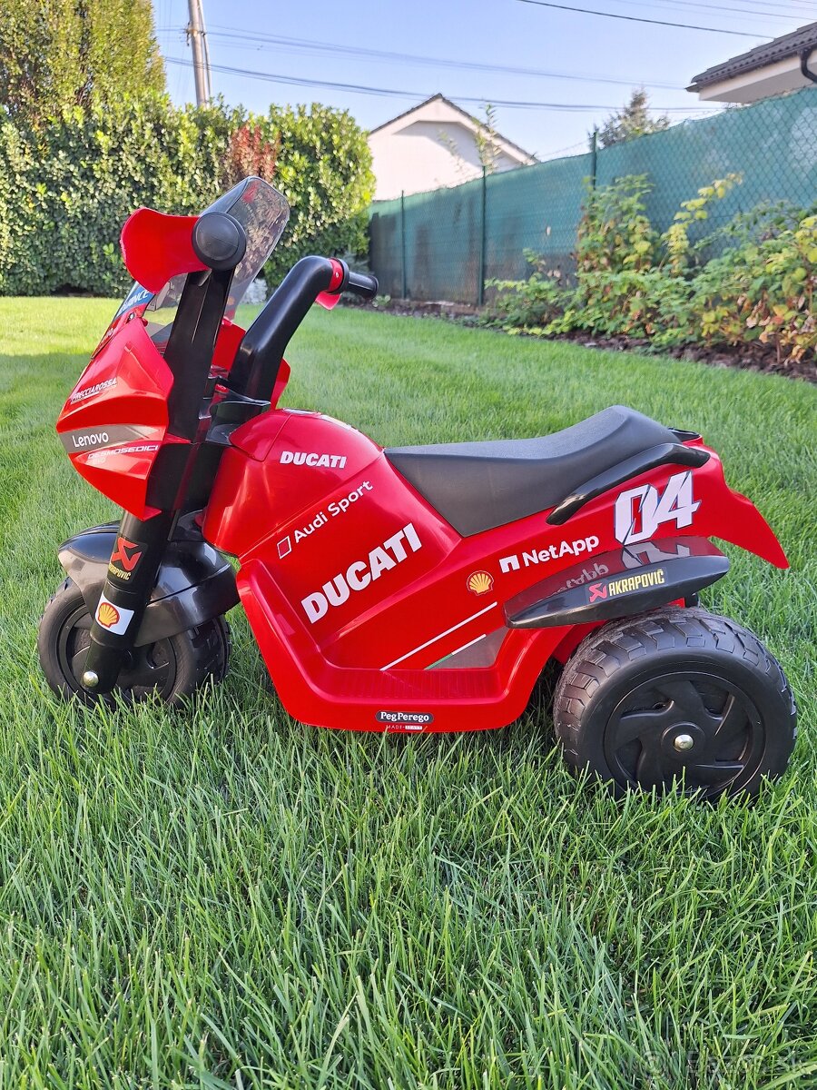 detska motorka peg perego ducati desmosedici