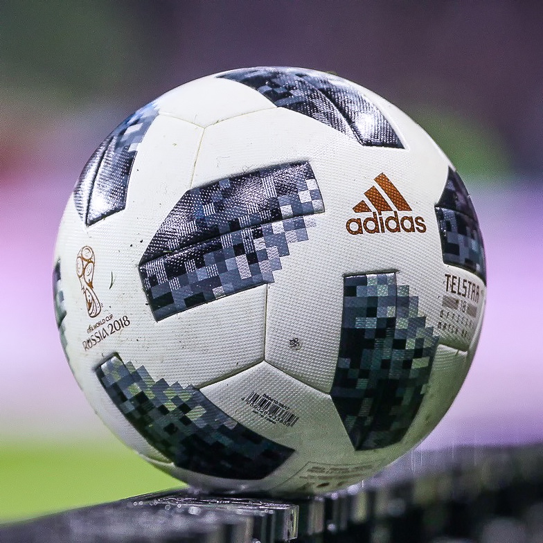 Kúpim oficiálnu zápasovú loptu Adidas Telstar