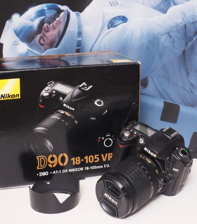 Nikon D90 s objektívom 18-105 VR Kit.