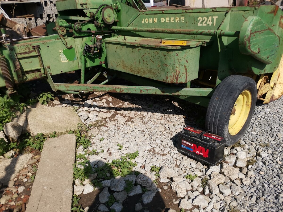 Balíkovac JOHN DEERE 224T