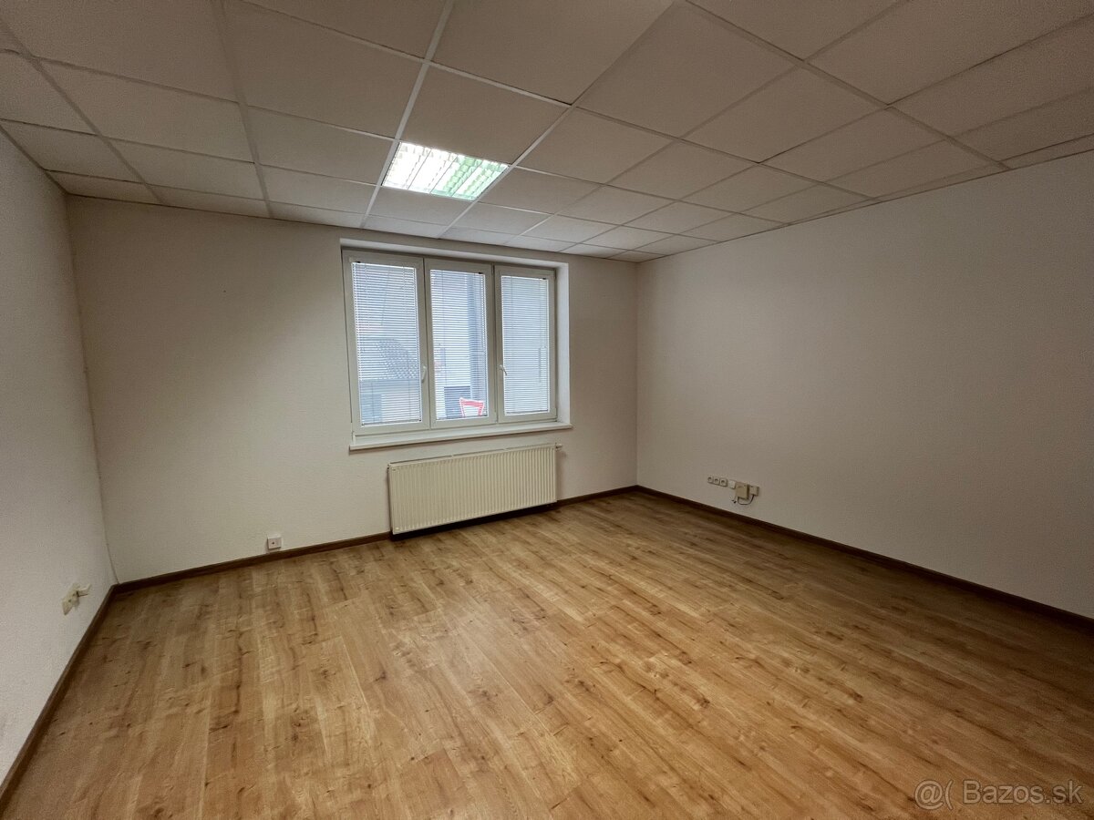 KANCELÁRIA NA PRENÁJOM / 25 m² CETRUM ZVOLENA