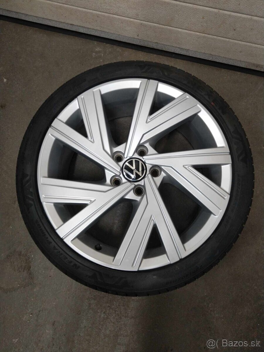 Alu VW GOLF 8 R 18 + letné pneu 225/40 R 18.