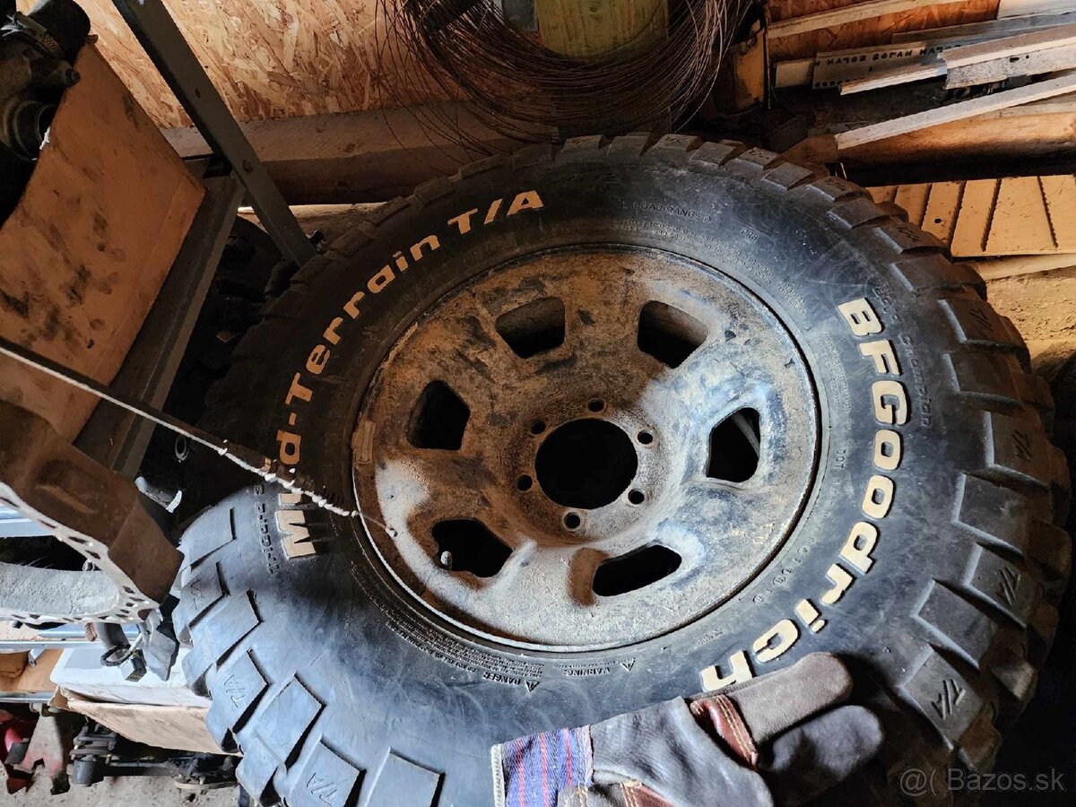 Predám offroad pneu na diskoch 305/70r16