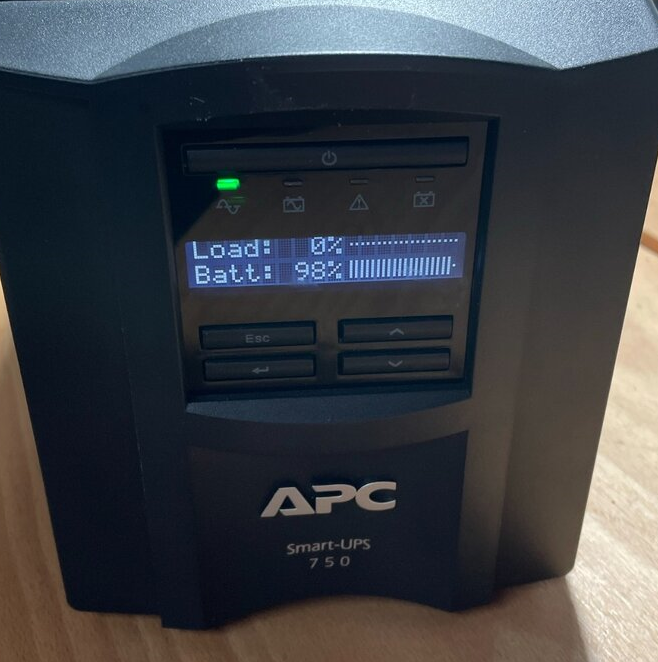 APC Smart UPS 750VA LCD 230V (500W)