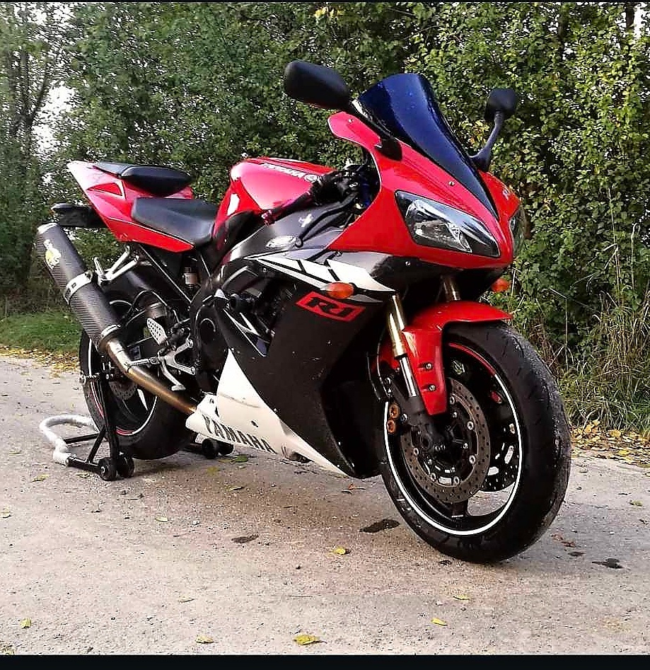 YAMAHA R1